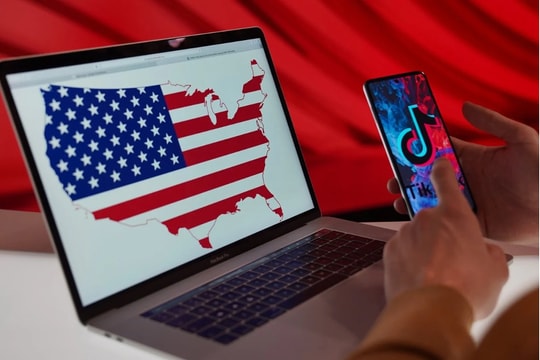 Những chiếc điện thoại thông minh cài sẵn TikTok được bán với giá hàng ngàn đô la Mỹ  trên eBay và Facebook