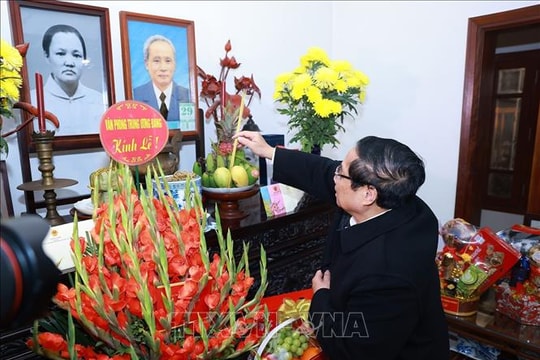 Thủ tướng Phạm Minh Chính dâng hương cố Thủ tướng Phạm Văn Đồng