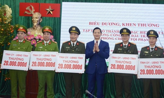 Bắc Ninh thưởng nóng lực lượng triệt phá nhóm lừa đảo xuyên biên giới với 13.000 bị hại