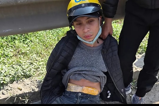 Bắt đối tượng vận chuyển 12.000 viên ma tuý và pháo nổ