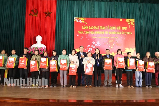 Phó Chủ tịch - Tổng Thư ký Ủy ban Trung ương MTTQ Việt Nam thăm, tặng quà Tết tại Ninh Bình