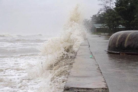Cảnh báo lốc xoáy, gió mạnh và sóng lớn trên nhiều vùng biển