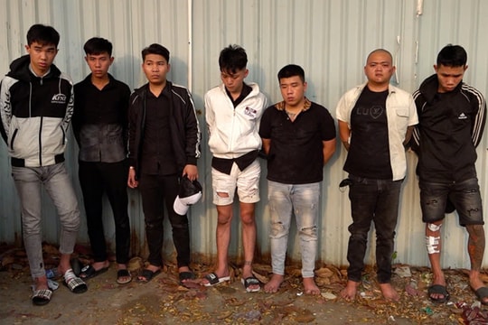 Cảnh sát vây bắt nhóm giang hồ, cứu cô gái bị bắt cóc