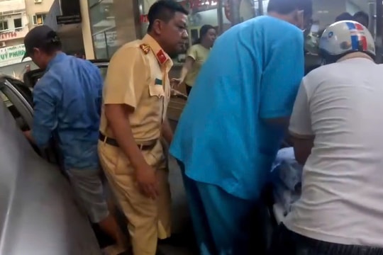 CSGT dẫn đường, đưa người đàn ông bị điện giật đi cấp cứu kịp thời