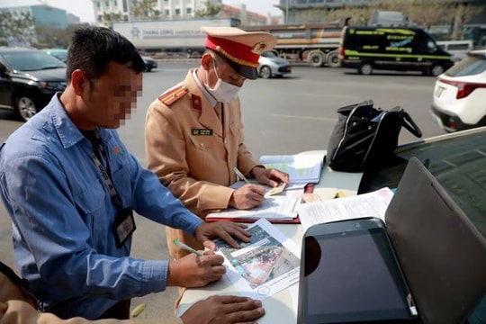 Hơn 800 tài xế bị trừ điểm giấy phép lái xe sau 2 ngày nghỉ Tết