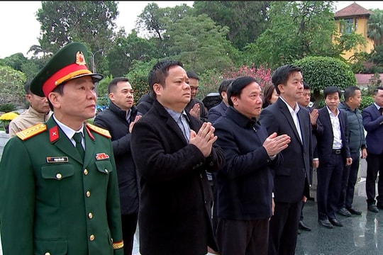 Phó Chủ tịch Quốc hội Nguyễn Khắc Định dâng hương tại Đài tưởng niệm các anh hùng, liệt sĩ Bắc Sơn