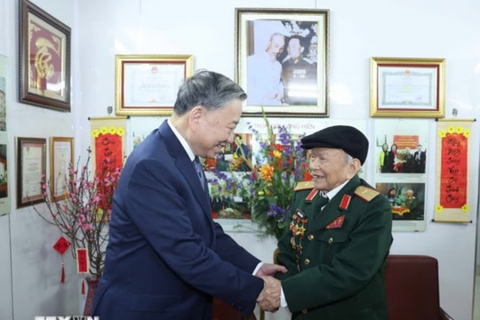 Tổng Bí thư Tô Lâm chúc Tết, tặng quà Thiếu tướng Huỳnh Đắc Hương
