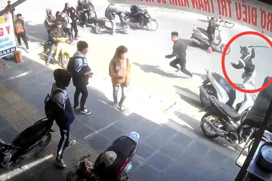 Khởi tố nhóm đối tượng cầm dao, kiếm đuổi chém người trước cổng trường học