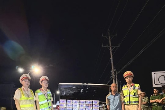 Bàn giao đối tượng vi phạm nồng độ cồn, vận chuyển 53kg pháo lậu