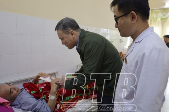 Báo Thái Bình trao tặng hàng trăm suất quà cho bệnh nhân, người có hoàn cảnh khó khăn