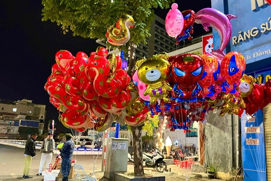 Bán bóng bay dạo kiếm 'bộn tiền' trong đêm Giao thừa 2025
