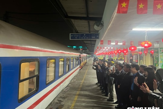 Hân hoan “Chuyến tàu Xuân” rời ga Hà Nội đêm Giao thừa