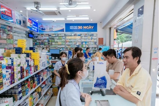 Hàng trăm cửa hàng thuốc vẫn hoạt động xuyên tết Nguyên Đán để phục vụ người dân