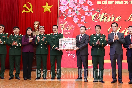 Lãnh đạo tỉnh Nam Định thăm, chúc Tết các đơn vị làm nhiệm vụ đêm Giao thừa