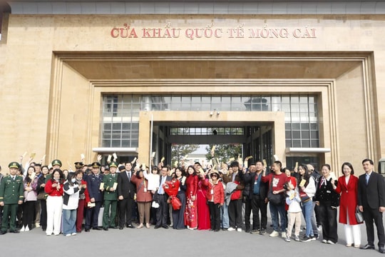 Quảng Ninh: Rộn ràng đón du khách “xông đất” ngày đầu năm mới Ất Tỵ