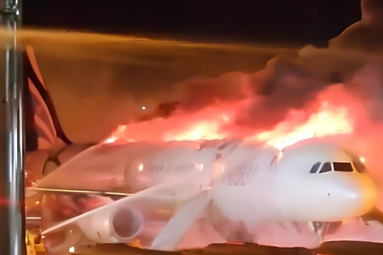 Máy bay bốc cháy tại sân bay Hàn Quốc