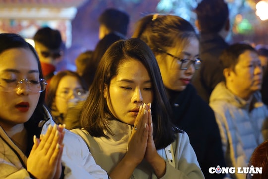 Hà Nội: Hàng trăm người đổ về Phủ Tây Hồ cầu bình an vào rạng sáng mồng 1 Tết