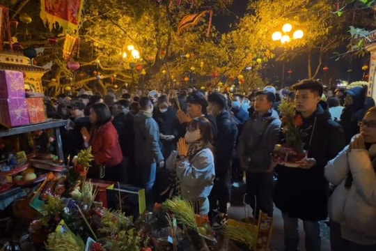 Biển người đi lễ Phủ Tây Hồ sau đêm giao thừa