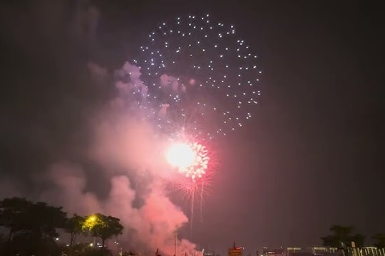 Hàng ngàn người đổ về sân vận động Mỹ Đình đón mừng Xuân Ất Tỵ 2025