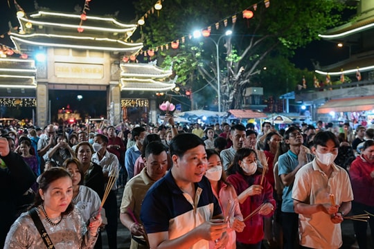 Người dân TPHCM xếp hàng chờ gõ chuông chùa ngày đầu năm mới