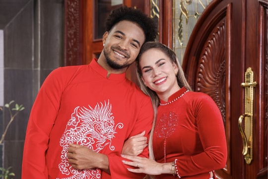 Xuân Son cùng gia đình diện áo dài, gửi lời chúc Tết người hâm mộ Việt Nam