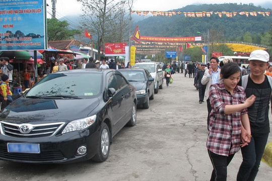 Mùng 2 Tết Ất Tỵ: Thị trường sôi động trở lại, trông giữ xe tư nhân, dịch vụ ăn uống tăng giá
