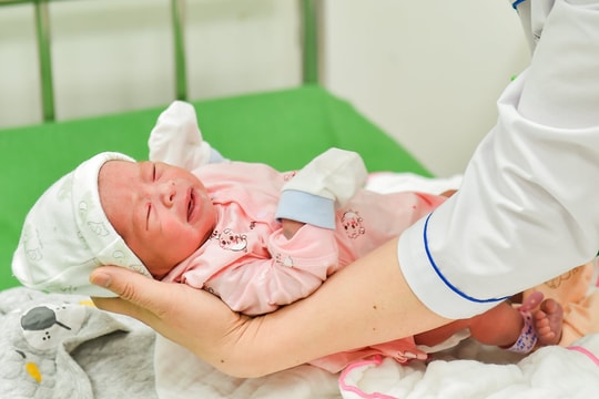 Những công dân nhí đầu tiên chào đời trong năm Ất Tỵ 2025 tại Hải Dương