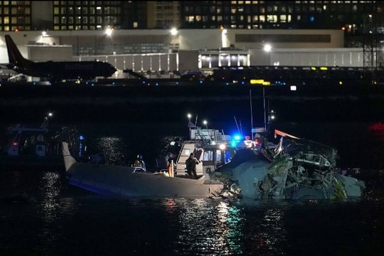 Máy bay chở khách va chạm trực thăng ở Mỹ, hầu hết hành khách có thể đã tử vong