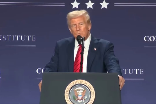 Nhà Trắng thu hồi lệnh dừng viện trợ, có thể đưa người nhập cư vào nhà tù Guantanamo