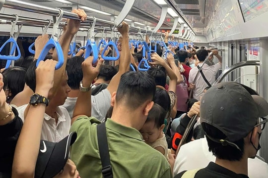 Metro số 1 chật kín hành khách ngày mùng 1 Tết, phải tăng cường chuyến