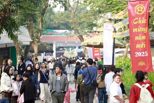 Người dân Thủ đô hân hoan du xuân ngày mùng 2 Tết