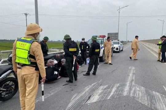 Nhóm 11 người lái xe máy vào cao tốc bị phạt 78 triệu đồng