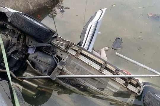 Ô tô mất lái lao xuống sông ở Nam Định, 7 người tử vong