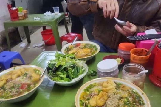 Đình chỉ hoạt động quán bún ở Hà Nội 'chặt chém' khách 1,2 triệu đồng 3 bát bún ngày Tết