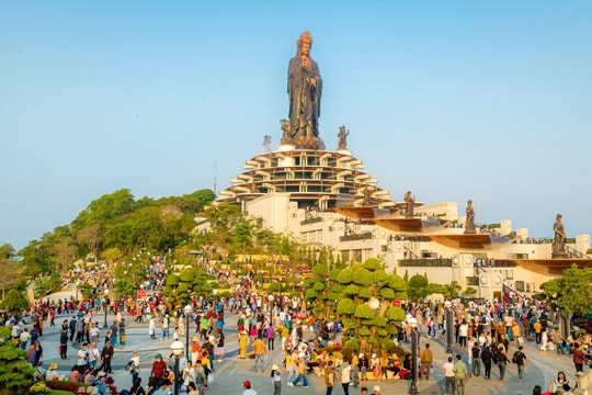 Hàng trăm ngàn du khách đổ về núi Bà Đen để chiêm bái, rước lộc xuân đầu năm