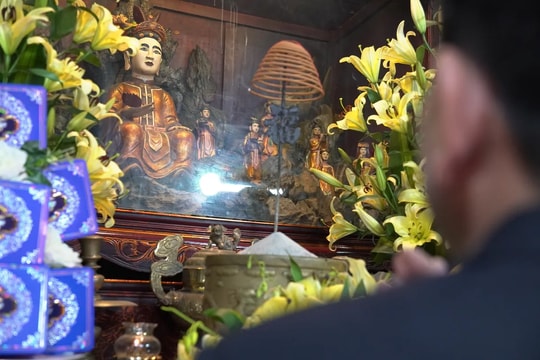 Ngày Mùng 3 Tết, người dân Hà Nội tấp nập đi lễ chùa Phúc Khánh cầu an