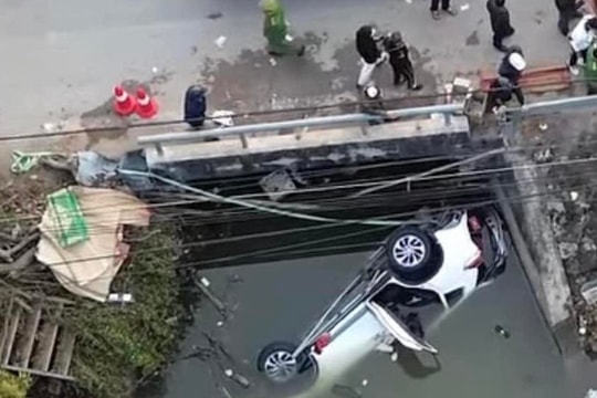 Hé lộ nguyên nhân nữ tài xế lái ô tô lao xuống kênh khiến 7 người tử vong ở Nam Định