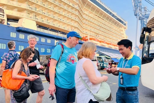 Hai ngày đầu năm mới 2025, khách ngoại tấp nập đến Việt Nam