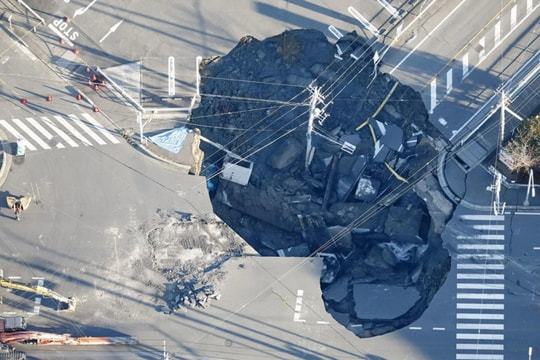 Hố tử thần 'nuốt chửng' một xe tải ở Nhật Bản đang mở rộng