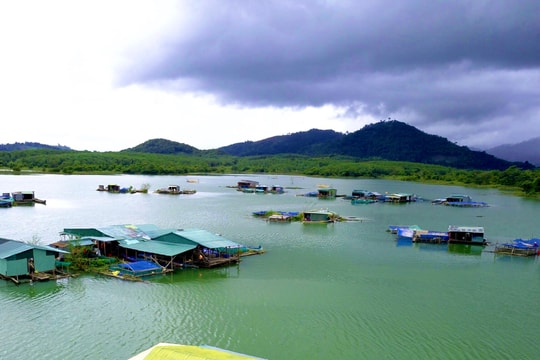 Người dân Kon Tum mở nhà hàng, làm tour du lịch trên dòng Sê San
