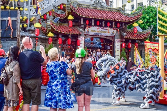 TP HCM: Du lịch Tết Ất Tỵ bùng nổ, doanh thu ước đạt 7.690 tỉ đồng