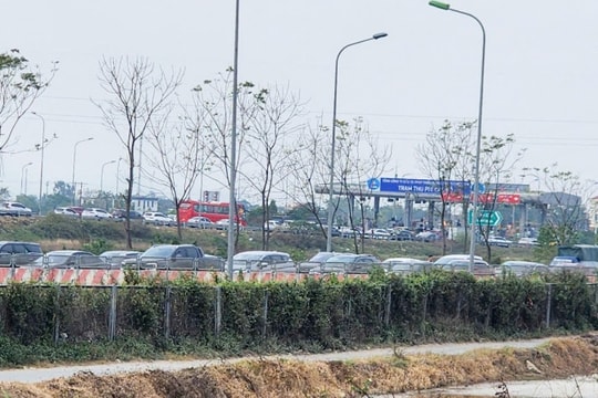 Tái diễn ùn tắc khi người dân trở lại các đô thị lớn làm việc sau Tết