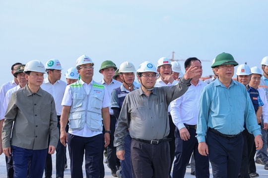 Thủ tướng Phạm Minh Chính kiểm tra nút giao lớn nhất đường Vành đai 3 TPHCM và cầu Nhơn Trạch