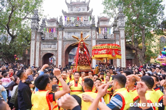 Hàng nghìn người dân về rước pháo tại làng Đồng Kỵ