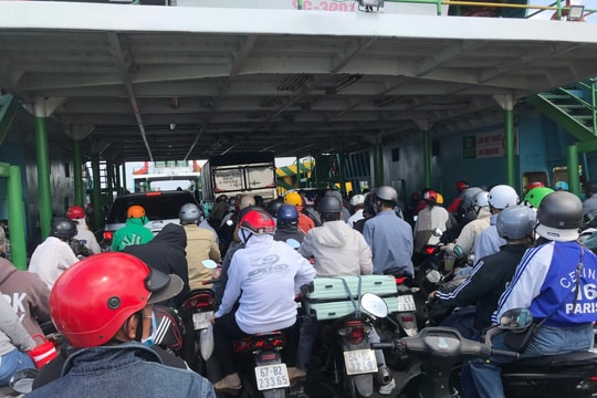 Người dân bắt đầu trở lại TP HCM, bến phà, sân bay nhộn nhịp