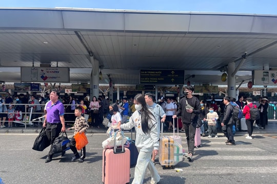 Chưa hết Tết, người dân đã ùn ùn trở lại TP HCM qua sân bay Tân Sơn Nhất