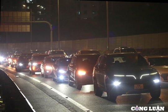 Tối mồng 5 Tết, dòng phương tiện ùn ứ kéo dài hơn 2 km hướng vào Thủ đô