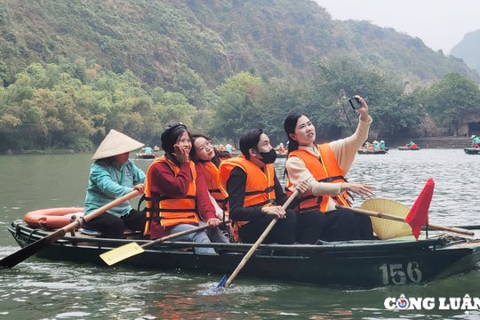 Giới trẻ hào hứng tham quan trải nghiệm tại quần thể danh thắng Tràng An đầu năm mới