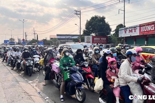 Người dân quay trở lại TP HCM sau kỳ nghỉ Tết Nguyên đán Ất Tỵ