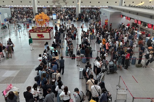 Sân bay Tân Sơn Nhất đón lượng khách kỷ lục trong ngày mùng 5 Tết